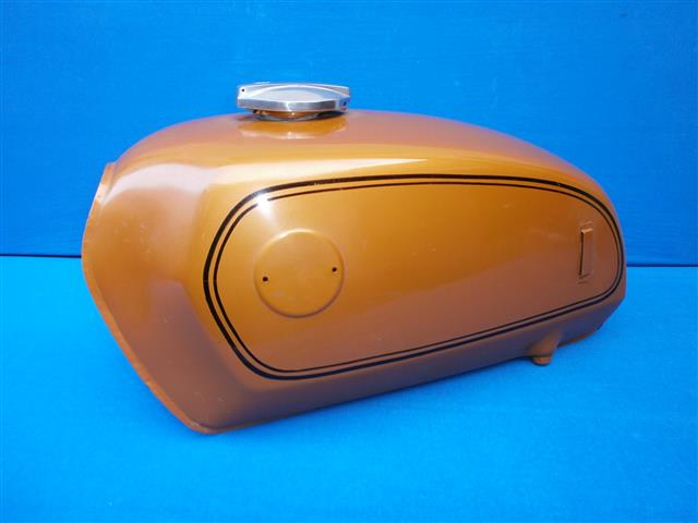 Tank 50/5,60/5,75/5,60/6,75/6,90/6  klein  "curry" mit Tankdeckel  (NOS)
Tank ist orig. neu, jedoch verkratzt und Lackfehler