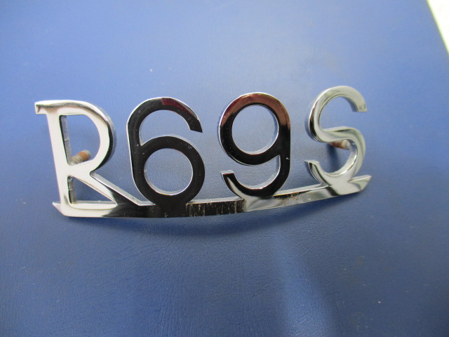 Schriftzug R69S verchromt Schutzblech hinten orig. gebogene Form mit Klemmscheiben mit Kratzer im chrom